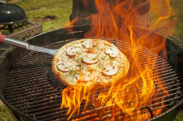 Smoked Mozzarella & Mushroom Grilled Pizza 🔥 

Topped with smoky cheese, Highline Sliced White Mushrooms, and fresh dill. This pizza is ready in less than 10 minutes on the grill. 

Get the recipe at the link in bio. 

#mushrooms #pizza #bbqrecipes #grillingrecipes #bbq #mushroomrecipes #summerrecipes #recipes #dinnerrecipe